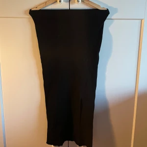 Svart ribbad kjol  - Snygg svart ribbad kjol från Zara. Jättesnygg och skön med ett slit