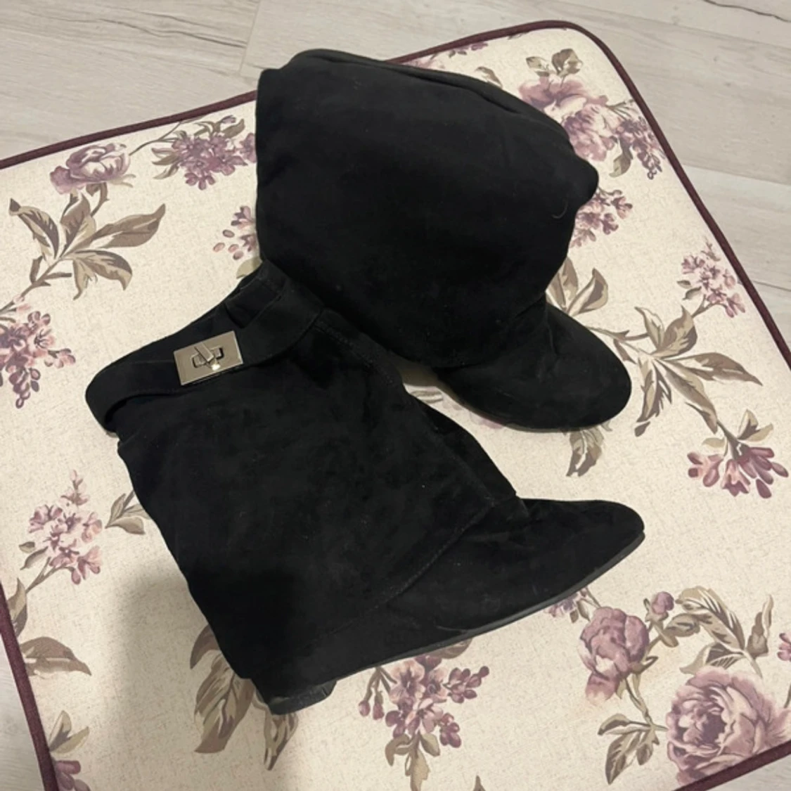 Svarta fold over mockastövlar med spänne