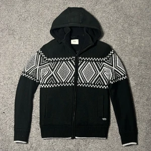 Fodrad Jacka/Cardigan med mönster - Tja säljer nu denna unika jackan med fordring och mönster i storlek S för endast 899kr! Pris är ej hugget i sten, hör av er i dm vid funderingar 🙌