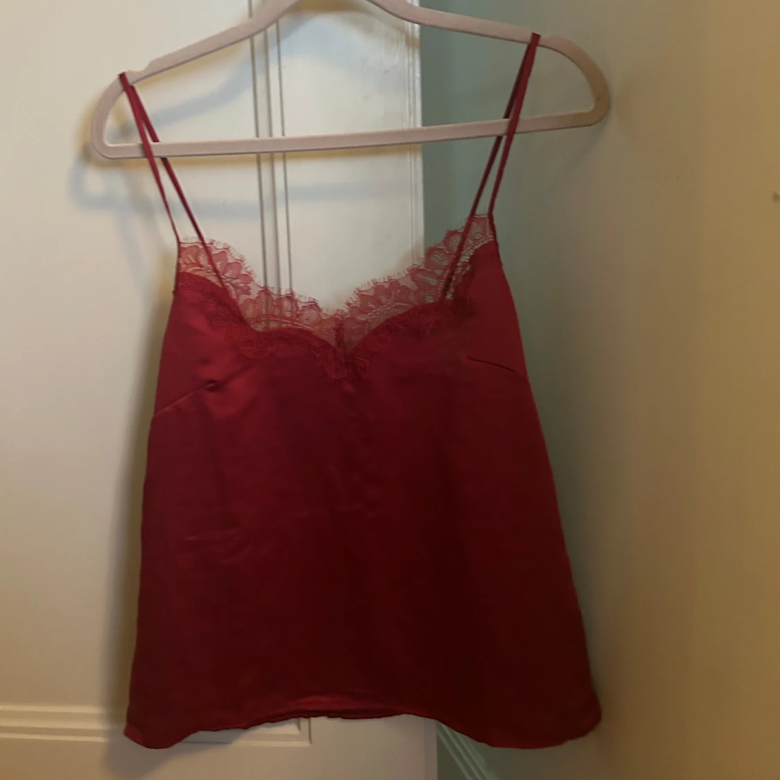 Röd satinlinne med spetsdetaljer - 1