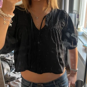 Snygg blus - Supersöt blus från Gina Tricot! Jättefina detaljer och väldigt söt passform🥰