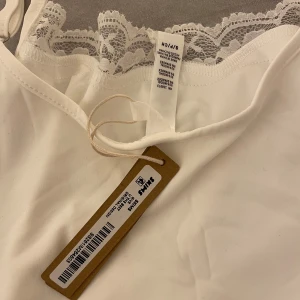 Skims klänning - Helt oanvänd klänning från skims, den har dubbeltyg så den är ej genomskinlig. Justerbara axelband🥰