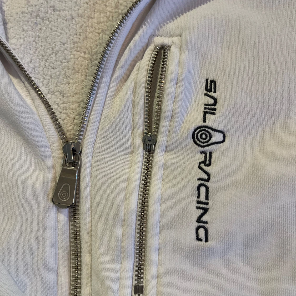 Vit hoodie från Sail Racing - 1
