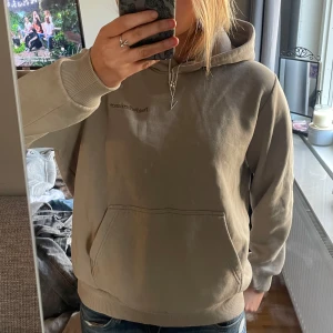 Hoodie  - Säljer en snygg och super skön beige hoodie från Peak Performance. Snyggt på både tjejer och killar! 