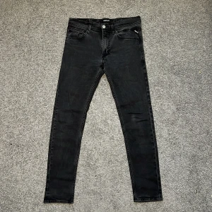 Replay Jeans - Tja säljer nu ett par svarta Replay Jeans i storlek W28 för endast 399kr! Obs! Storleken är 31 men sitter som 28. Pris är ej hugget i sten, hör av er i dm vid funderingar! 🙌