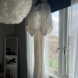 Balklänning med paljetter - Fin balklänning från ASOS. Storlek 32. Mått: Längd från axel till nedre kant= 148cm. Passar mig som har Xs och är 165cm. Köptes för ~3000kr och därefter fixad hos skräddaren. Använd 1 gång, defekter förekommer, bla  fläckar men dom syns inte när man har på sig den eller på avstånd, paljetter lossnat lite vid ena armhålan mm. Skriv för bilder /info