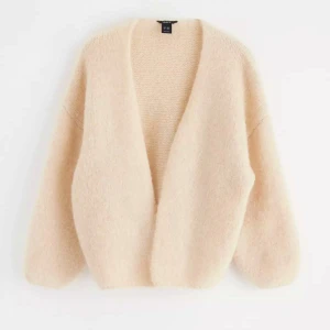 Beige stickad kofta - Säljer denna populära beiga stickade koftan från Lindex. Jättemysig och skönt material! Superfint skick då den inte kommit till användning alls💞