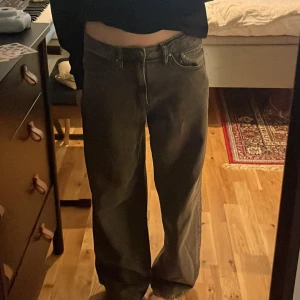 Lågmidjade baggy Grå jeans - Snygga gråa jeans med en avslappnad passform. Köpta från Gina tricot men är som nya, knappt använda! Storleken är 32 men passar också mig som brukar ha 36. Jag är 167 o sitter bra i längden. Priset kan diskuteras 