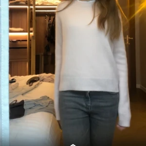 Ljusrosa stickad tröja från From Future - Säljer en ljusrosa stickad tröja från From Future. Tröjan har en rund halsringning och långa ärmar med ribbade muddar. Perfekt för en mysig och stilren look. 