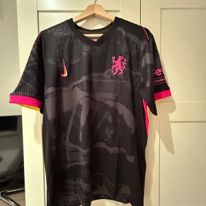 Chelsea tröja  - Helt ny Chelsea tröja aldrig använt kan skicka bild på förpackningen och lappen på. Väldig snygg tröja med palmer på ryggen. Pris kan diskuteras vid snabb affär kan jag sänka priset!!