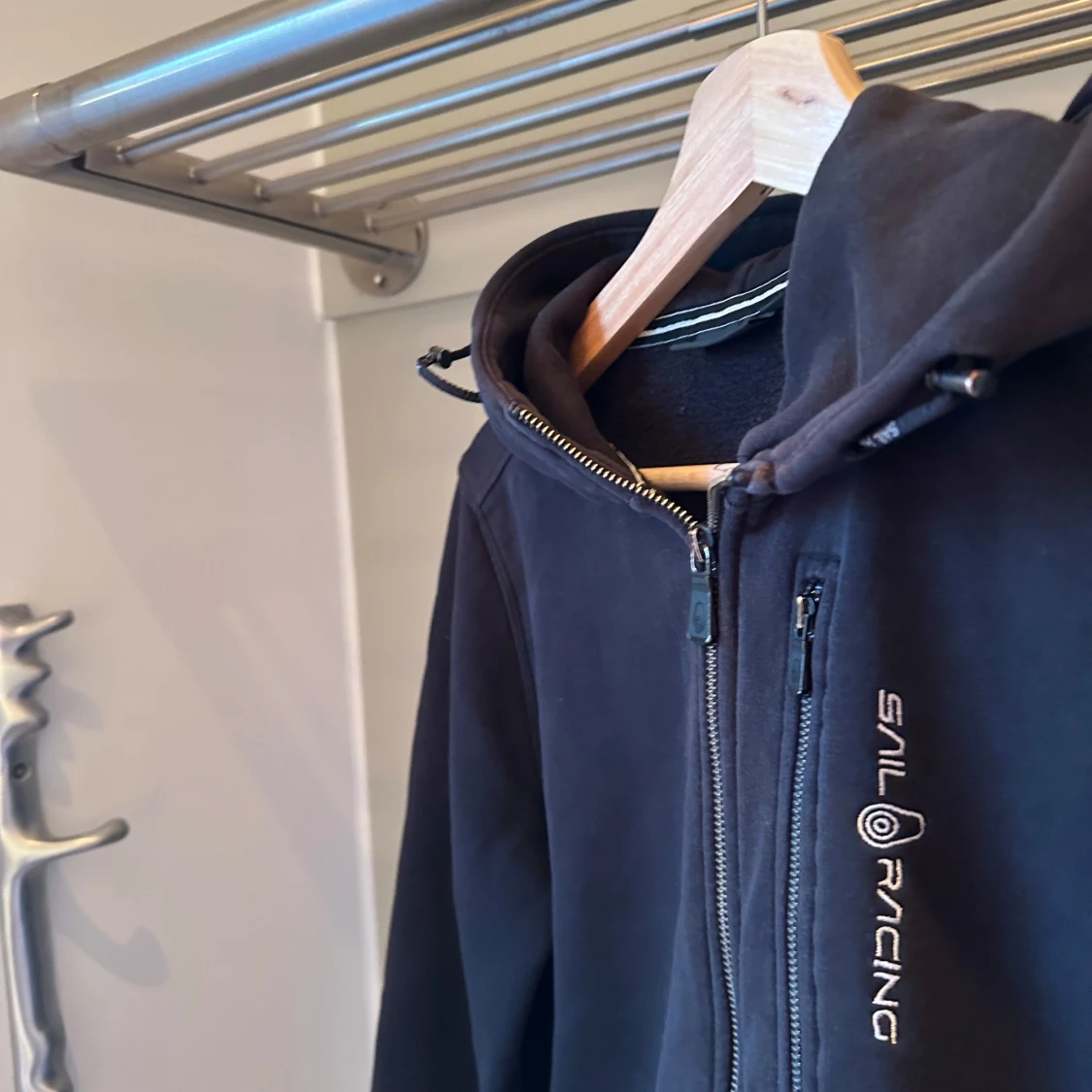 Svart hoodie från Sail Racing