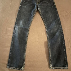 Mörk blåa dondup jeans storlek 29   - Mörk blåa dundop jeans storlek 29 har inge defekter eller några hål, slim fit. 