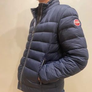 Colmar jacka  - Hej! Säljer nu min jacka från märket Colmar, storlek 46/S, bra skick modellen är 184cm och väger 70kg . Tveka inte på att höra av dig om du har frågor eller funderingar kring jackan!