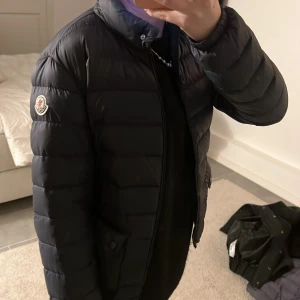 Moncler jacka - Säljer min älskade moncler jacka i modellen lans som är marinblå / navy / night blue🔥🔥🔥 sååå snygg men kommer inte till användning längre. Storlek 1 och passar perfekt på mig som är en xs ibland s (är 166 för referens)🥰🥰 har kvitto, förvaringspåse/dustbag och dessutom har jackan även qr kod som går att scanna så garanterad äkthet!!! Nypris för denna är 11 200 men säljer för 2500 då jag vill få den såld så PASSA PÅ SUPER BRA PRIS❤️❤️❤️sparsamt använd så jättebra skick!!