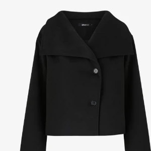 Svart kappa från Gina  - Snygg svart kappa från Gina trico. Bra skick bara använt fåtal gången då jag köpte den typ på vintern och de blev för kallt. Skulle säga storlek Xs men även S för jag har båda och passar mig. Nypris 400kr