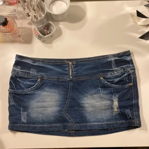 Jeanskjol - Snygg lågmidjad jeanskjol i storlek M men även passar som S💕 skriv gärna om ni har frågor eller vill ha fler bilder🤗