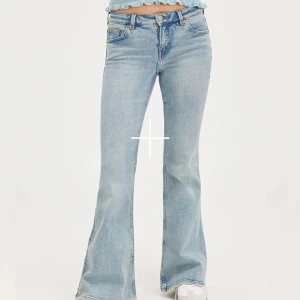 Ljusblå bootcut jeans - Snygga ljusblå bootcut jeans med låg/ mid midja och klassisk femficksdesign. Jag är 175 och de är bra i längden för mig! Kontakta om ni vill ha egna bilder. Nypris 500