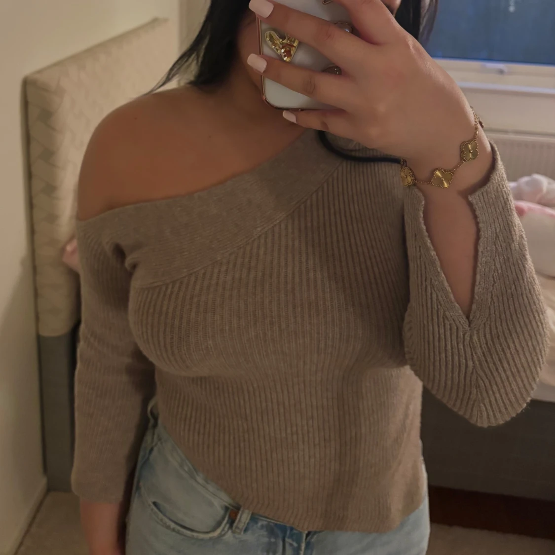 Beige offshoulder ribbad tröja