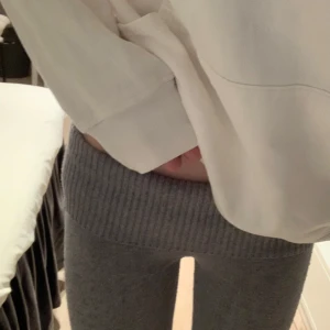 Grå super mysiga mjukisbyxor! - Säljer ett par bekväma grå mjukisbyxor med ribbad midja och bootcut. (Typ stickade yoga pants)💘 men de har tyvärr ett litet hål men märks knappt!