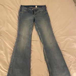 Blå bootcut jeans - Jätte snygga low waist bootcut/flare jeans. Säljer pga de inte kommer till användning och är i mycket bra skick med inga defekter. De är strethiga och kan passa andra närmare storlekar. Längden är regular.