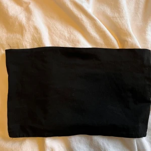 Svart tubtopp från Subdued 🖤 - Säljer en stilren svart tubtopp från Subdued. Perfekt för att matcha med olika outfits. I storlek M. Enkelt och snyggt plagg för alla tillfällen.🩷