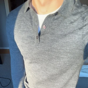 Merinoull sweatshirt  - Snygg sweatshirt med krage i 100% merinoull köpt för 1200 knappt använda och inga täcken på användning priset kan diskuteras vid snabb affär 