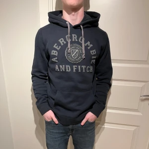 Abercrombie & Fitch Hoodie - Riktigt snygg hoodie! | Fint skick inga defekter! | Storlek M. | Ställ gärna frågor innan du köper! 