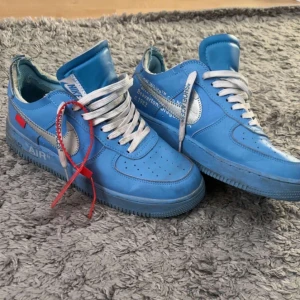 Offwhite- af1 - Jag säljer skorna för att dom är inte är min still längre. Jag är även  öppen för byten också.  Priset kan diskuteras vid snabb affär! Kontakta mig om du vill ha fler bilder eller vid frågor!