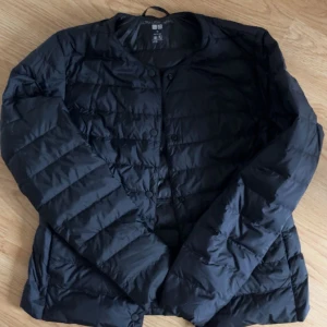 Uniqlo jacka  - Säljer en svart jacka från Uniqlo, aldrig använd. Jackan är lätt och smidig med en stilren design och knäppning fram. Nypris är 749. 