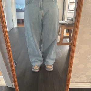 Carhartt Brandon jeans - Säljer ett par carhartt Brandon jeans i storlek s. Sitter bra och är baggy. Knappt använda så bra skick. Kan hämtas upp i Köping annars skickas mot frakt kostnad.