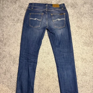 Nudie Jeans - Nudie jeans med en skinny/slim passform. Dessa jeans är tillverkade av högkvalitativt material och har en fantastisk passform som både är bekväm och trendig. Perfekta för både vardag och finare tillfällen. Storlek 29x32, i mycket bra skick.