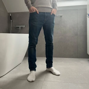 Tiger Of Sweaden jeans - Tja, säljer nu dessa mörkblå tiger of sweden jeans i 31/32 modell evolve. Köpta på Åhléns city med nypris på 1599, vårt pris ligger dock endast på 499. Kvitto finns, skriv vid minsta fundering! 