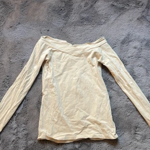 beige offshoulder topp från Gina Tricot - Säljer en fin beige off shoulder tröja från Gina. Strl s. Hör av er vid frågor