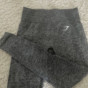 Träningsbyxor gymshark - Grå träningsbyxor från gymshark, sömmen är lite sönder på ena benet men inget som direkt syns när man har på sig dom 💕