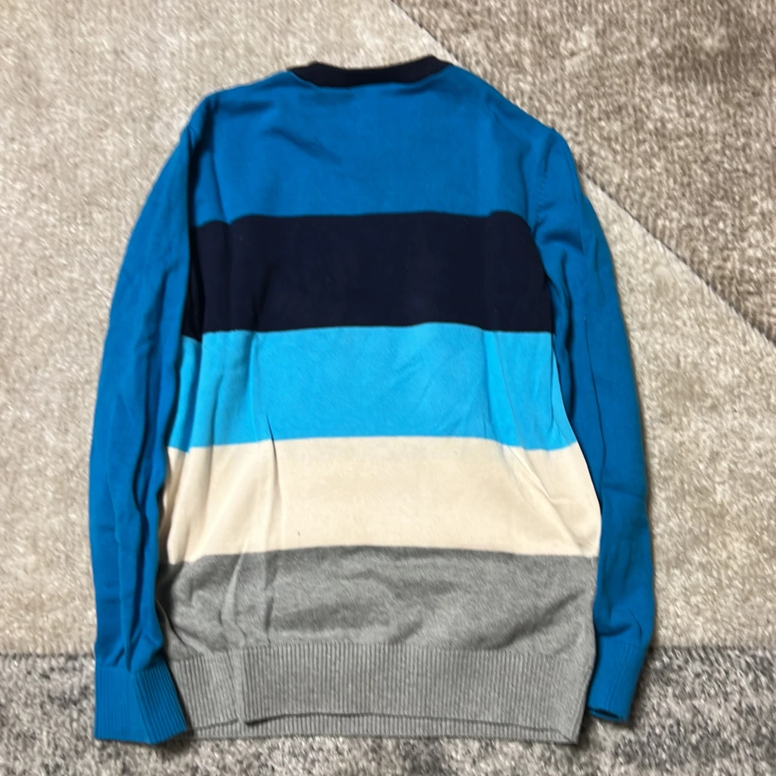 Randig tröja i blå och grå toner - 1