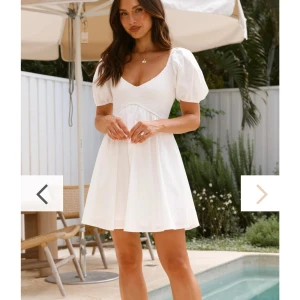 Vit klänning  - Säljer en vit klänning som kan vara perfekt till studenten till exempel. Prislappen finns kvar! Jag köpte den på hemsidan Billy j som är en hemsida från Australien. Det gick inte att lämna tillbaka denna klänningen och därmed säljer jag den här och hoppas någon är intresserad. Den kosta 489kr, och frakten 800kr pga tull… Därmed ligger priset på 500kr. Priset går såklart att diskuteras☺️Storleken är 10, alltså 38/M i svensk betydelse!