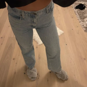 Levis jeans i ljusblå denim - Snygga ljusblå Levis jeans med hög midja och rak passform. Klassisk femficksdesign med knappgylf och Levis ikoniska läderpatch baktill. Perfekta för en avslappnad stil.