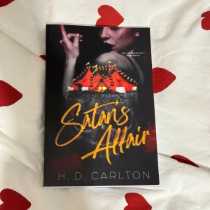 Satan's Affair (haunting adeline) - En kort dark bok som följer en karaktär från haunting adeline! Oläst Nyskick 