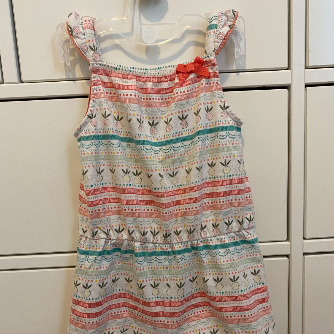 Färgglad sommarklänning med rosett