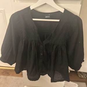 Gina blus - Svart Gina blus med tre kvarts ärmar för stor för mig🫶