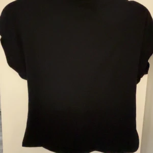 Svart tröja från Shein - Snygg svart tröja från Shein. Tröjan har en enkel design som gör den lätt att matcha med andra plagg. Anledningen till varför jag säljer tröjan är för att den är förstor på mig. Tröjan har öppen rygg på back sidan. Har inte använda en ändaste gång.