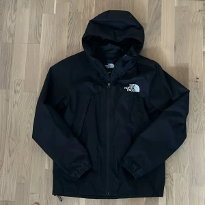 The North Face Skaljacka - En tjockare skaljacka av Northface i svart. Strl M