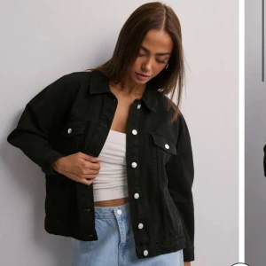 Svart oversize jeansjacka  - Säljer denna snygga jeansjacka från only. Säljer då jag endast använt den en gång så i nysick💕skriv för fler bilder