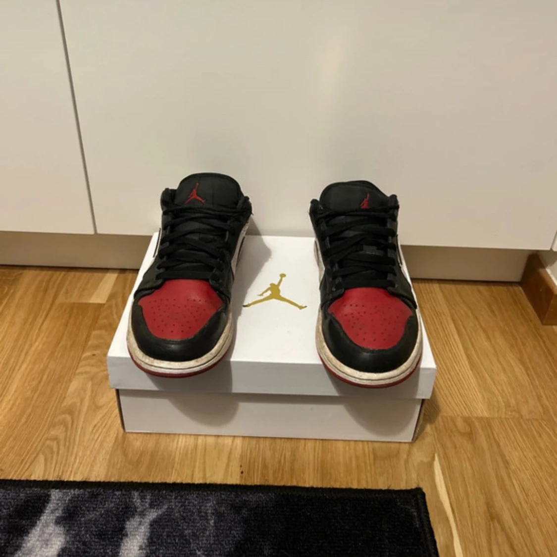 Nike Air Jordans i svart, röd och vit - 1