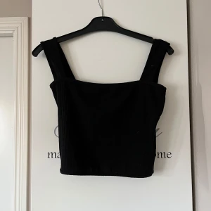 Svart ribbad linnetopp från Missguided - Snygg svart ribbad linnetopp från Missguided Petite. Toppen har breda axelband. 