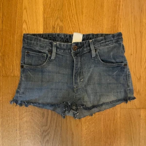 Blå jeansshorts!! - Supersnygga jeansshorts som tyvärr är för små för mig, de är använda men i bra skick fortfarande! Storlek 152 men skulle kunna passa xs. Skriv om ni har frågor❤️