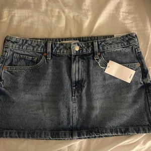 Mini-jeans kjol - Jättefin mini skirt från Mango i storlek L. Den är low waisted och lapparna är fortfarande kvar då den tyvärr inte passade! Kom privat för frågor, mått eller bilder 💗