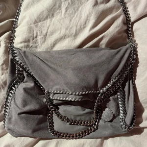 Stella McCartney fallabella  - INTRESSEKOLL! På min älskade Stella McCartney väska. Den är väl använd men ändå i fint skick, metallen är lite sliten/missfärgad. Vill mest se om någon är intresserad!