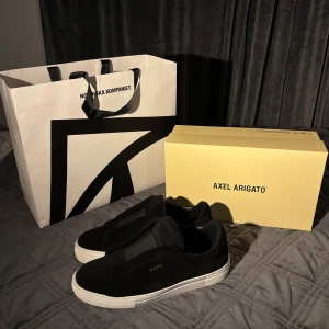 Axel Arigato - Laceless (vit/svart) - Helt nya laceless mockaskor från Axel Arigato. Strl 43 vit och svart.