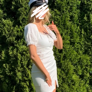 Vit klänning - Vit klänning perfekt till student eller skolavslutning. Använd en gång